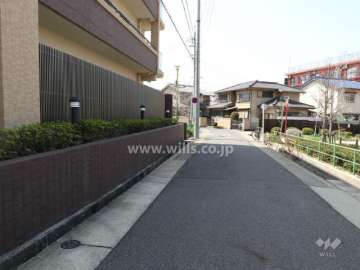 敷地西側の前面道路