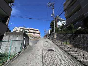 敷地西側の前面道路(南側から)