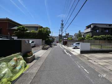 敷地の北側前面道路（東側から）