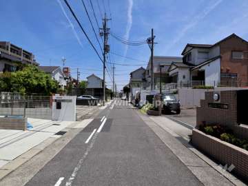 敷地の北側前面道路（西側から）