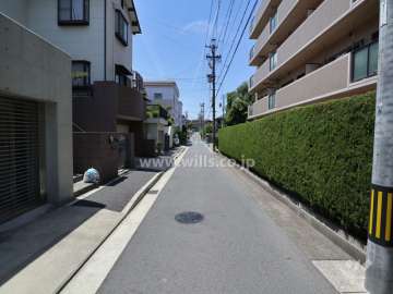 敷地の南側前面道路（東側から）