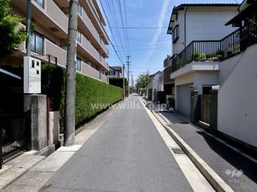 物件の南側前面道路（西側から）