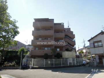 セントラル南桜塚２番館の外観（東側から）　周辺は一戸建てとマンションが混在する静かな住宅地。