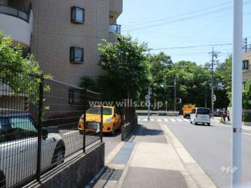 敷地西側の前面道路