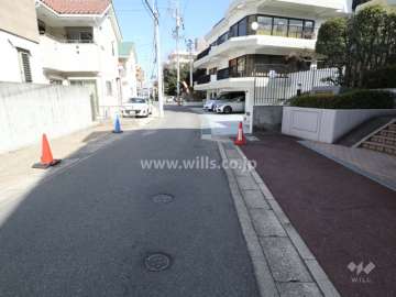 敷地西側の前面道路(南側から)