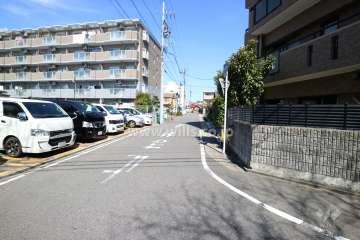 敷地西側の前面道路