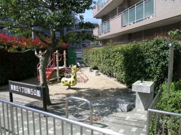 敷地に隣接する小さな公園