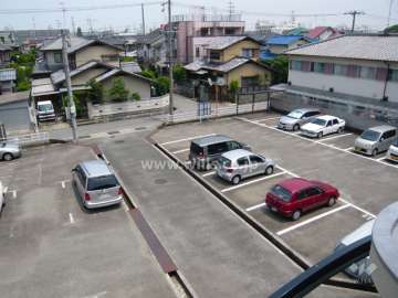 周辺は一戸建てとマンションが混在する静かな住宅地です。