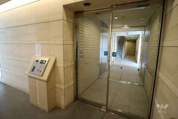 エントランスホールから棟内への入り口