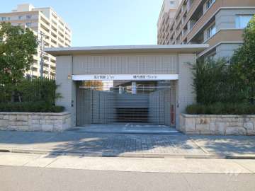 駐車場出入り口(リングシャッター付き)