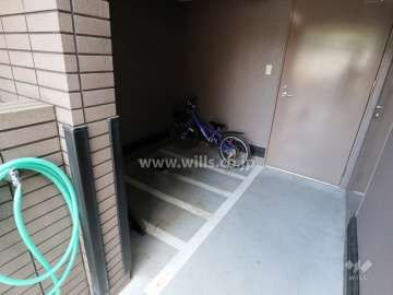 敷地北西側の前面道路（北東側から）