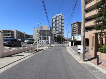 敷地南西側の前面道路（南東側から）