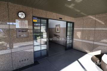 エントランスはオートロック付きです。