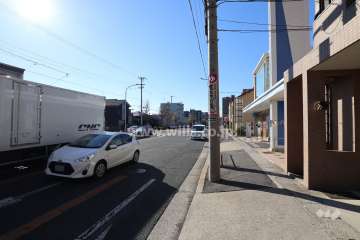 敷地南側の前面道路（東側から）