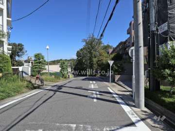 敷地の北西側前面道路（南西側から）