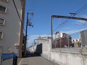 敷地の北東側には阪急宝塚線が走っています。