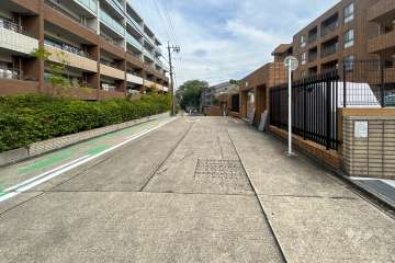 敷地南側の前面道路