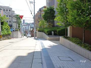 敷地東側の前面道路。