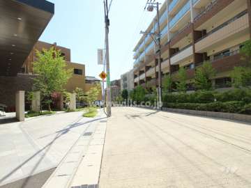 敷地西側の前面道路.マンションは坂の上にあります.
