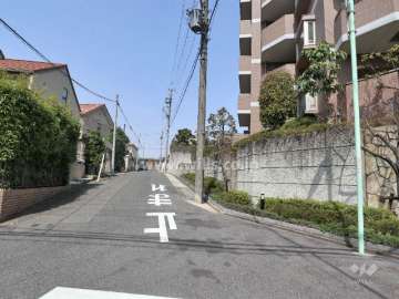 敷地西側の前面道路