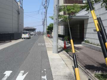 敷地西側の前面道路