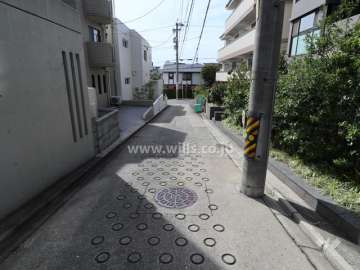 敷地南側の前面道路(東側から)