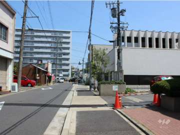 敷地西側の前面道路