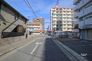敷地西側の前面道路（南側から）