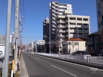 敷地西側の前面道路。二車線の通り。
