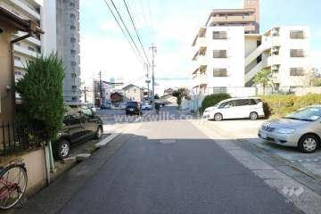 敷地南側の前面道路（東側から）