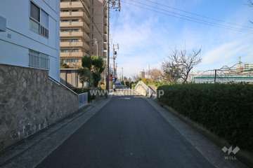 敷地北側の前面道路（東側から）