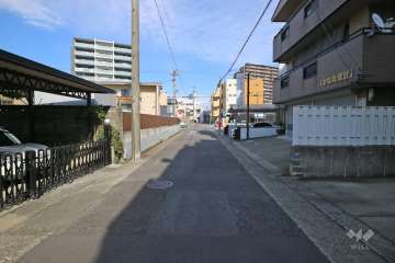 敷地西側の前面道路（南側から）