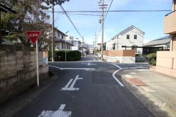 敷地南側の前面道路（東側から）