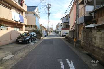 敷地南側の前面道路（西側から）