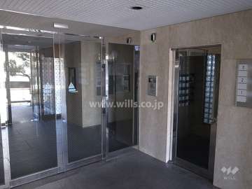 エントランスはオートロック付きです。