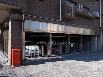 建物1階部分にある敷地内駐車場（屋内機械式）