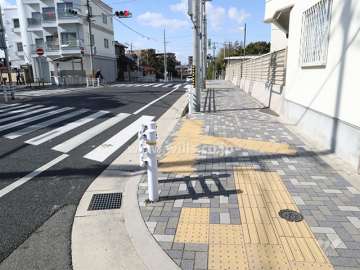 敷地南側の前面道路(東側から)