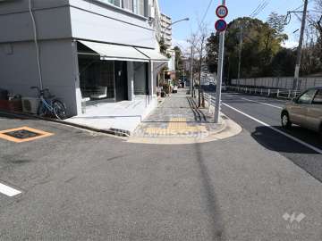 敷地南側の前面道路(西側から)