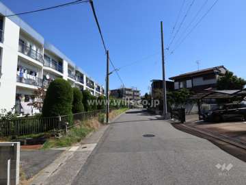 敷地南西側の前面道路（北西側から）