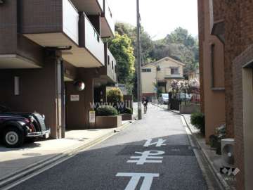 敷地南側の前面道路.一方通行の細い道です.