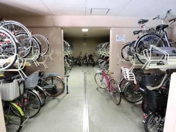 屋内に設けられた駐輪場