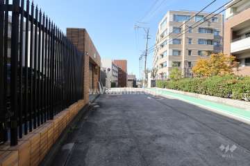 敷地の北側前面道路（東側から）