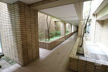 エントランスから住戸へのアプローチ