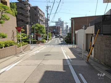 敷地西側の前面道路
