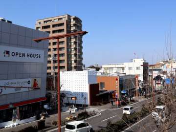 本山シティハウスの遠景。周辺は住宅の他、店舗や事務所などが混在する街です。