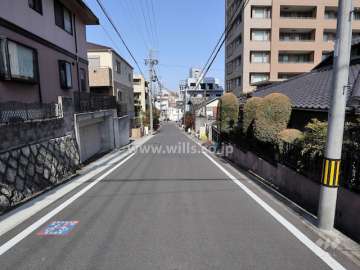 敷地西側の前面道路