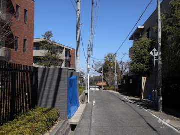 敷地西側の前面道路