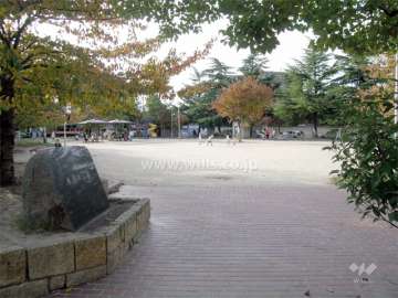 敷地の西側にある『長興寺公園』