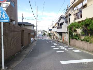 敷地北側の前面道路