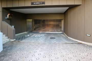 駐車場の出入り口（リングシャッター付き）